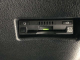 【ETC2.0装着車】カーナビと連携させることで全国の「ITSスポット」と双方向通信し渋滞を回避するルートを案内します。情報配信を受けるたびに最速のルートを再検索。料金所もストレスなく通過できます。