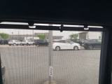 後席には、日射しのさしこみをやわらげてくれるロールサンシェイドが付いています。