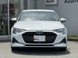 シングルフレームグリルはAudiの象徴的なデザイン要素であり、一目でAudiとわかるスタイル、大きくて迫力のある形状が車のスポーティな印象を強調しており、魅力的なデザインとなっています。