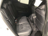 【後部座席】も当然、綺麗・清潔に仕上げております。内装の綺麗なお車は気持ちが良いですし、コンディションのいい車が多いです。これもオススメの1台です。