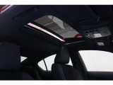 【サンルーフ】車内に採光を。明るく開放的な気持ちの良いドライブが楽しめます。チルトアップ機能を使うことで冬などでも寒さを感じずに換気をすることが可能です。