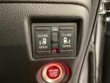 リアドアは乗り降りに便利な両側電動スライドドアです。また運転席に座っていながらスイッチ操作で自在にスライドドアを開け閉めできます。