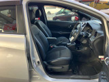 ゆったり座り心地の良い運転席シート、状態も良好です!!!運転席アームレストも付いています。