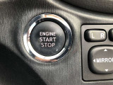 エンジンスタートスイッチです。キーが車内にあれば、エンジンの始動や停止はスイッチを押すだけ!キーを取り出す手間を省き、ワンプッシュで操作できるので簡単でスムーズです。