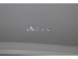 ヘッドアップディスプレイ(HUD)です。運転に必要な情報をフロントガラスの視野内に投影することで視線を外さず確認できます。視線移動や焦点調節が少なくて済むので安全性の向上に貢献します。