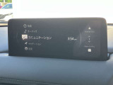 お手元のスマートフォンと接続して頂く事で使用可能な「Apple CarPlay/Android Auto」電話の応答は勿論、メッセージの受信やLINE、音楽接続からナビアプリの使用まで幅広く活躍致します。