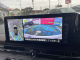 車を真上から見ているように、周囲の状況を把握しながら安心して駐車が行えるアラウンドビューモニター装備!