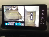 バックギアに入れますとご覧のような画像に自動的に切り替わります。車庫入れ時に役立ちます。