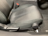 運転席にはドライバーの体型や好みに応じて前後方向だけでなく、座面前方の高さの調整ができるシートリフターを装備!