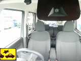 フロントカメラで前方の人や車をモニターして、エマージェンシーブレーキが作動します。