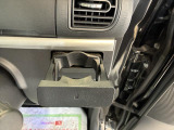 ワンプッシュ式オートオープンカップホルダー。
