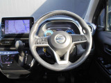 ステアリングハンドルです。オーディオコントロールスイッチが付いて運転中でも手元でオーディオの操作が出来て便利ですよ。