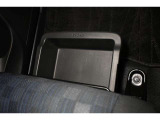 助手席シートアンダートレイ装備!色々収納でき室内もスッキリ!