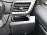 運転席用・助手席用と2つのカップホルダーを装備しています。ドリンクだけでなく、色々な小物の置き場所としても大変便利です。