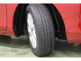 タイヤサイズ 185/65R15。スッキリとしたデザインのホイールキャプ付きスチールホイールを装着しています。