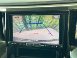 【バックカメラ】駐車時に後方がリアルタイム映像で確認できます。大型商業施設や立体駐車場での駐車時や、夜間のバック時に大活躍!運転スキルに関わらず、今や必須となった装備のひとつです!