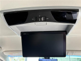【後席モニター(フリップダウンモニター)】後部座席からも、DVDや映画・ライブ映像など様々な動画が楽しめドライブが退屈しません!※機種によって接続できる映像が異なります。
