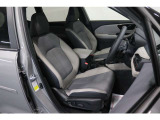 【運転席】ブラック/グレー基調のインテリアにファブリックシート。シートリフターで座面の高さを調整可能です。シートヒーター・フロアマット付です。