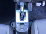 運転席周辺のスマートなレイアウトが、操作のしやすさを実現。快適なドライブをサポートします。手元で操作ができる、電子制御パーキングブレーキ。