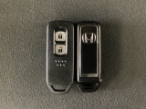 スマートキーを装備しています。鍵を差し込むことなくドアロックの開け閉めと、スタートボタン操作でのエンジンスタートができます。スペアキーも同じものを用意しております。