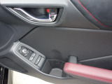 ■運転席ドアの操作しやすい位置にミラー操縦スイッチがついておりますので、ストレスなく自分のフィットする位置にセッティング頂けます。