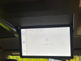 【フリップダウンモニター】大画面モニターで後席でもエンタメをお楽しみいただけます。小さなお子様にも大人気の装備です♪