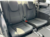 メルセデスのシートは少し硬めになっております。長時間の運転の際、適度な反発があることでお尻や腰の負担を減らす効果が御座います。
