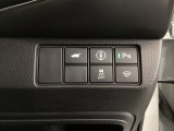 ハンドルの右側にHondaセンシング用のメインスイッチとパワーテールゲートスイッチがついています。パワーテールゲートスイッチは車内からでもテールゲートの開け閉めを電動でできます。