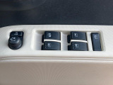 【電動格納ミラー】サイドミラーは電動格納式となっており、狭い駐車場でもキズがつくリスクを抑えられます。