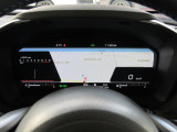 運転に必要な情報をグラフィカルに表示し、少ない視線移動で瞬時に認識できる先進的な液晶メーター。こちらはナビゲーション情報と連携する「地図画面」になります。