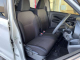 運転席もゆったりとお座り頂けます。