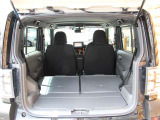 後部座席を倒すと、大きな荷物も積載可能です。キャンプやレジャーにも大活躍!