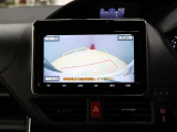 カラーバックガイドモニター装着車は後退時の強い味方です♪車庫入れや縦列駐車の際、後退操作の参考になるガイドラインをナビ画面に表示します。後退時には直接後方を確認してくださいね♪