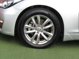純正18インチアルミ付きです。上質かつお手入れのしやすいデザイン