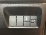 ハンドルの右側にはヘットライトリベライザーとVSA(ABS+TCS+横滑り抑制)の解除スイッチがついています。ヘッドライトリベライザーは道路状況や積荷の加重に応じてライトの高さを調節できます。