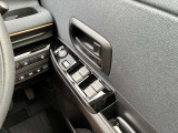 運転席側のドア部。こちらのスイッチでドアミラーの角度調整やパワーウィンドーの操作が可能になります。