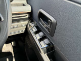 運転席側のドア部。こちらのスイッチでドアミラーの角度調整やパワーウィンドーの操作が可能になります。