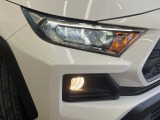【LEDヘッドライト】悪天候や夜間走行時も良好な視界を確保し安心して運転できる高輝度LEDヘッドライトを装備!点灯速度が早く、消費電力も抑えられています。