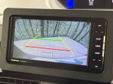 【バックカメラ】駐車時に後方がリアルタイム映像で確認できます。大型商業施設や立体駐車場での駐車時や、夜間のバック時に大活躍!運転スキルに関わらず、今や必須となった装備のひとつです!