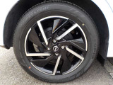純正16インチアルミホイールに、185/60R16タイヤを装着しております。