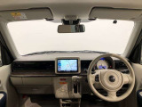 シンプルながら機能性あふれる運転席廻りです。視界性もよく、運転しやすいですよ。