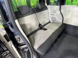 後部座席も気になるようなキズ・汚れやへたり等、大きなダメージはなく、良好な状態です。