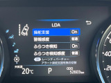 【車線逸脱警報】道路上の白(黄)線を認識し、意図せず走行中の車線からはみ出しそうになった時、メーター内の警告灯とブザーで注意喚起してくれる安心・安全機能です♪