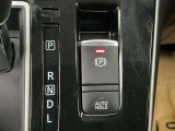 電動パーキングブレーキです。ブレーキペダルを踏み込み、Pスイッチを引き上げると作動、押し下げると解除されます。