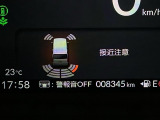 パーキングセンサーシステムは走行中に障害物が迫ると音と表示でお知らせ、低速走行時時の安心感を高めます