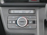 空調は液晶モニター付きのオートエアコンを装備しております。大きく押しやすいボタンスイッチとダイヤル式温度調整で扱い易い作りとなっております。