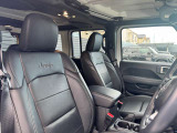運転席・助手席のレザーシートにはシートヒーターを標準装備。
