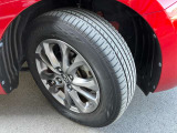 185/65R15のアルミホイール。シンプルなデザインもさる事ながら、重量軽減と立体感を与えられた贅沢なアルミホイールです!