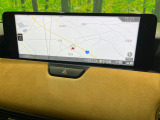 【12.3インチマツダコネクト】車内の雰囲気にマッチした大型ディスプレイ。スマホ接続でのナビ使用やBluetooth再生等、様々な機能が楽しめます。直感的なダイヤル操作が可能で、使い勝手も良好です。