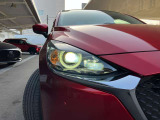 鋭く前方を照らす、LEDヘッドライト。遠くまで視界が開けることで、より安心したストレスのない走行を、提供してくれます。